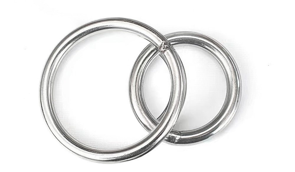 Strap-on setti, jossa 3 silikonidildoa