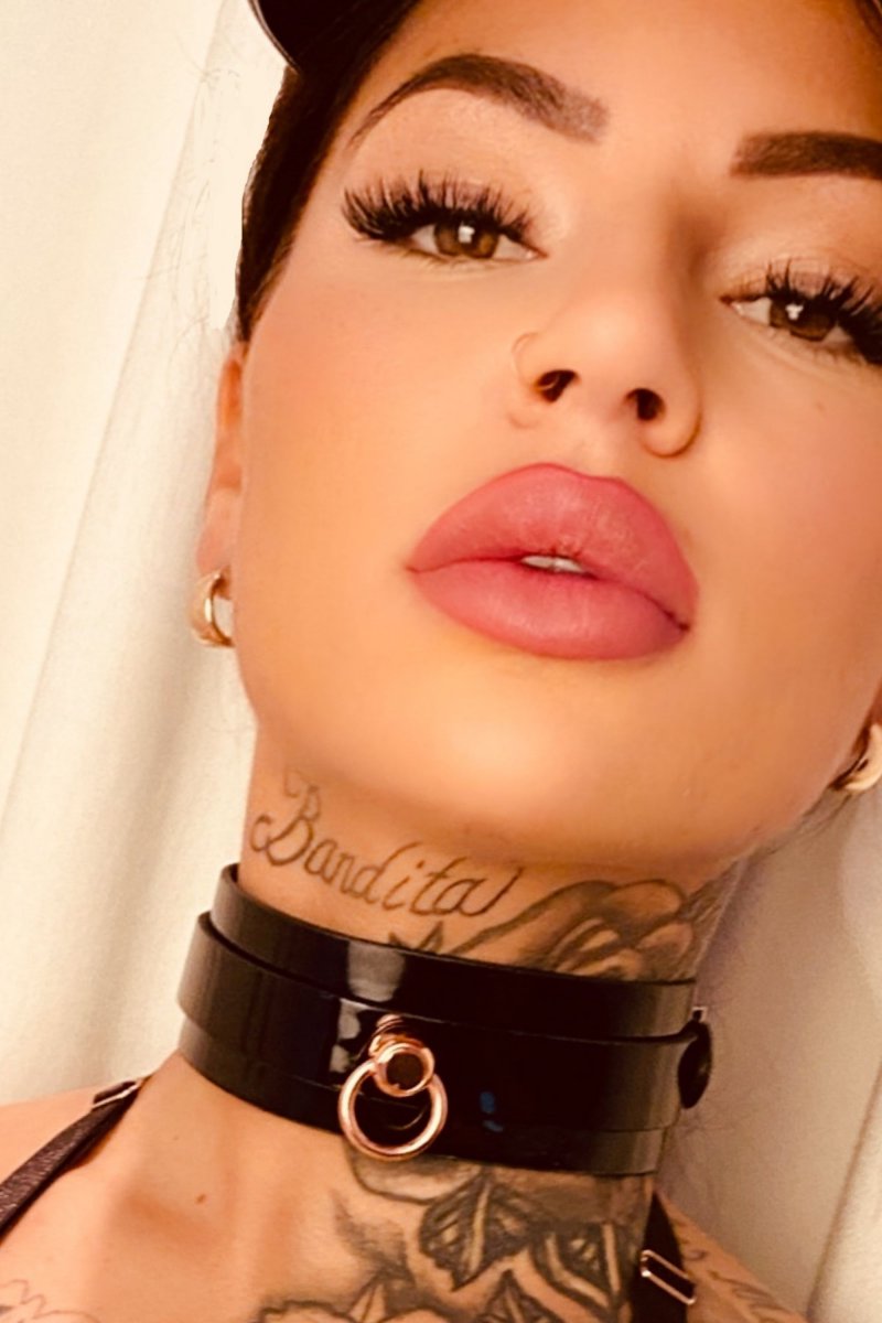 Svart Halsband med Guldigt Koppel