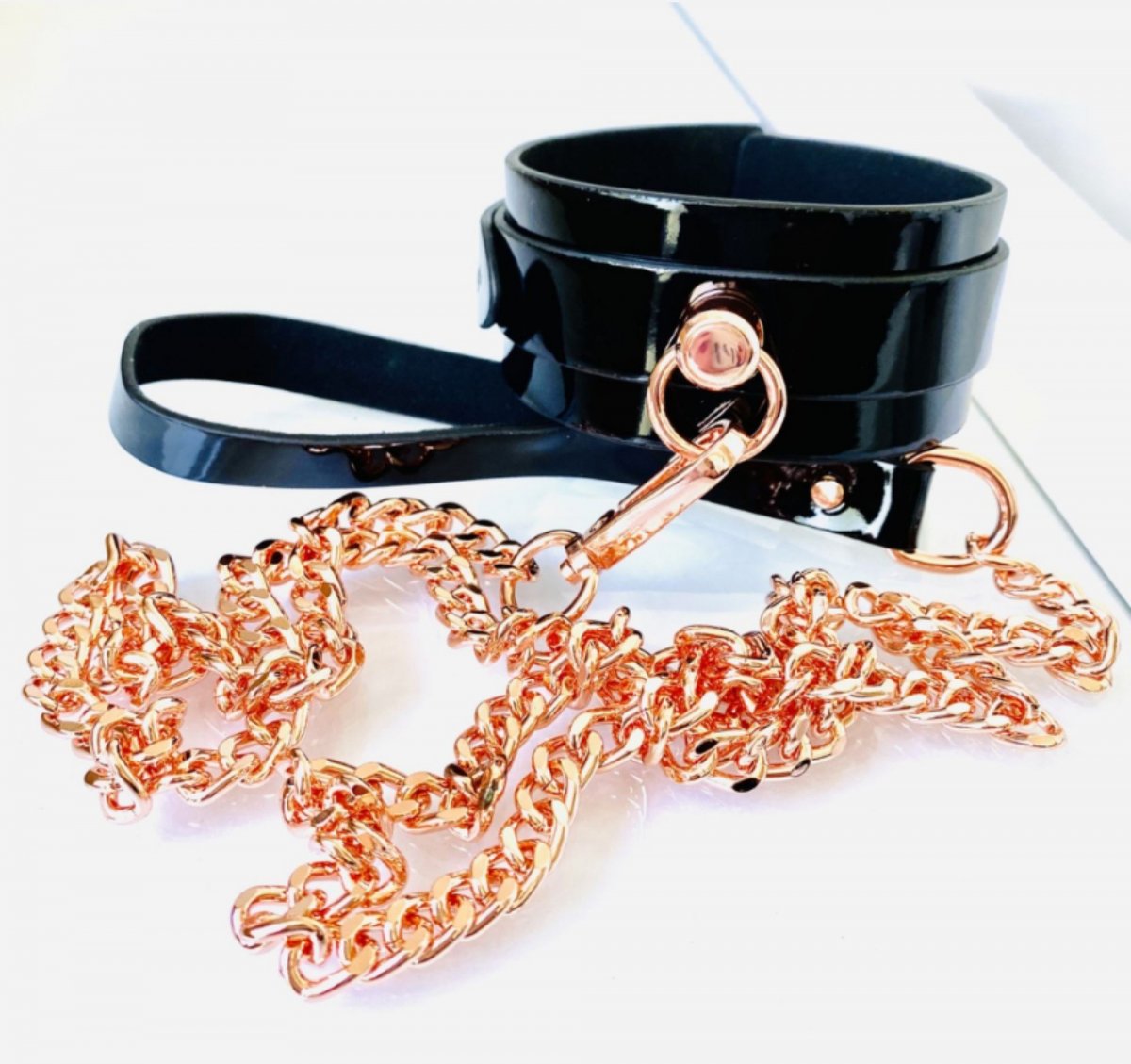 Svart Halsband med Guldigt Koppel