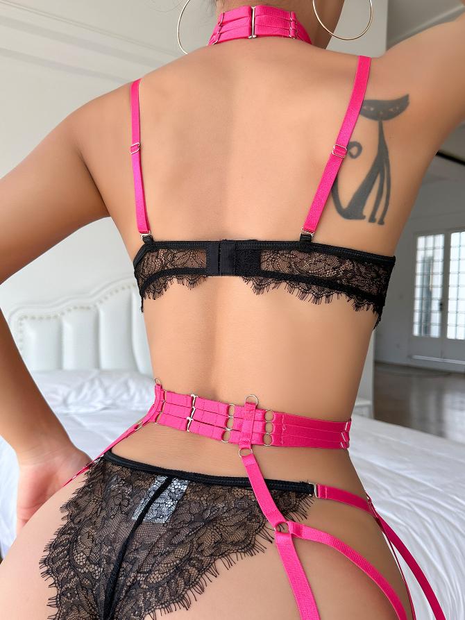 Rintaliivisetti vaaleanpunaisilla valjailla