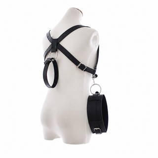 BDSM-sele med handbojor och metallringar i svart läderlook. Justerbara remmar för bondage och rollspel
