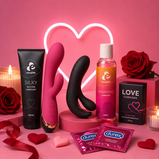 Produkter för par med vibratorer, glidmedel och kondomer på romantisk rosa bakgrund. Perfekt för ökad närhet, lekfullhet och gemensam njutning.