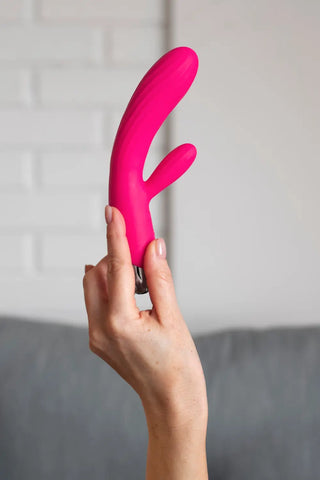 En person som håller en rabbitvibrator i sin hand