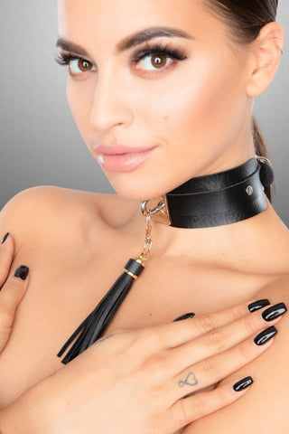 Halsband med Tofs och Gulddetaljer